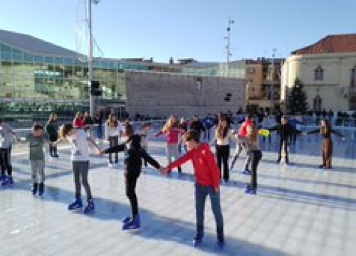 Održana 'Šibenska zimska Olimpijada': Pet ekipa odmjerilo snage na ledu, Jurini Jazavci pobijedili