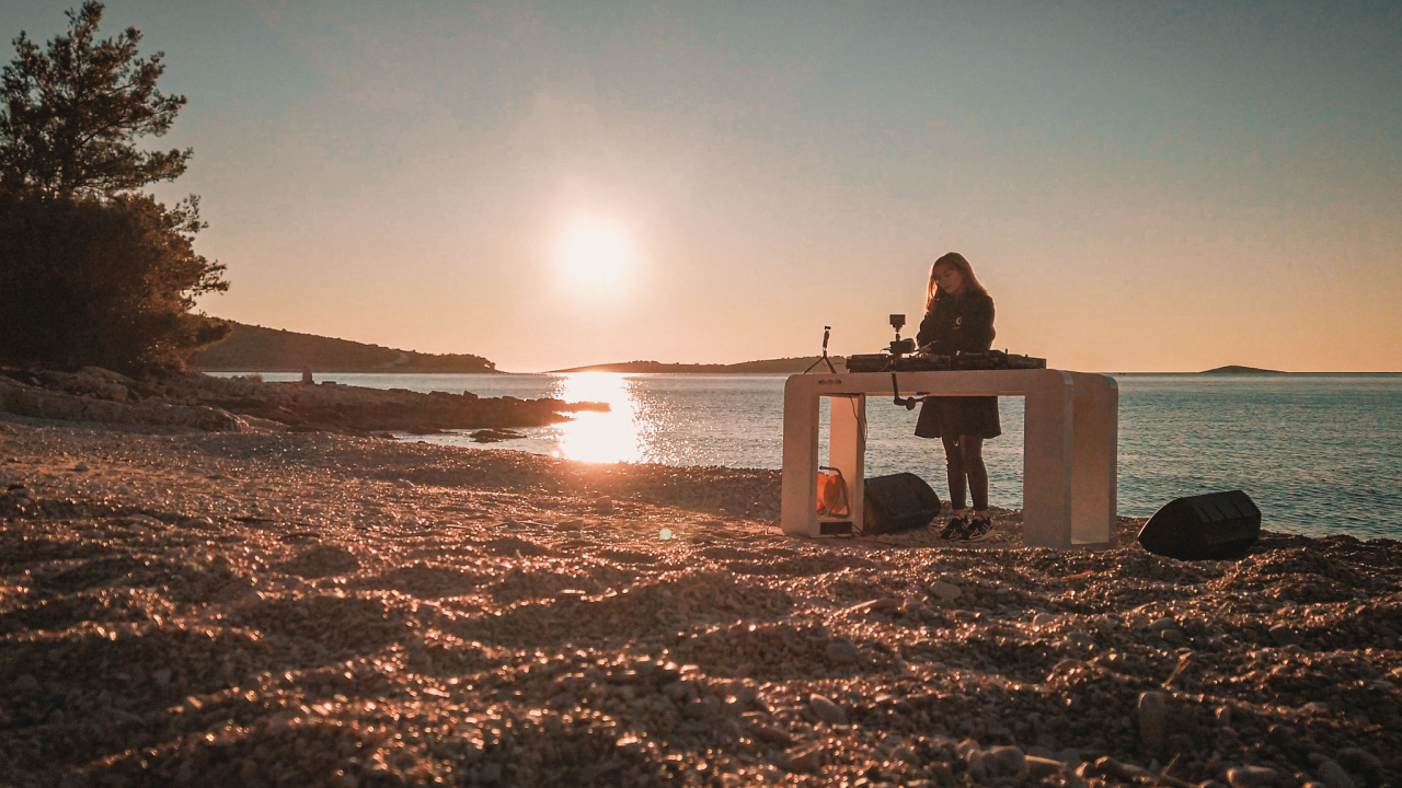 Nora Van Elken snimila set na primoštenskoj plaži, gledat će ga 10 milijuna pratitelja ‘Chill Nationa’