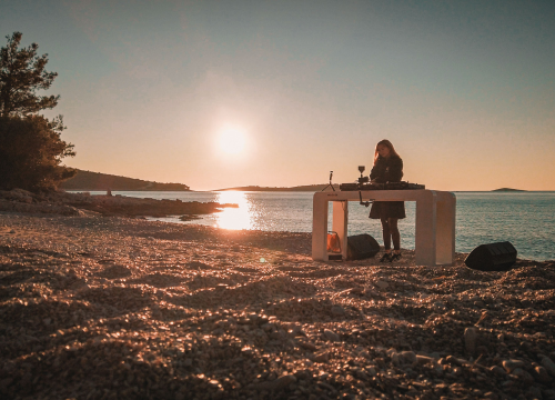 Nora Van Elken snimila set na primoštenskoj plaži, gledat će ga 10 milijuna pratitelja ‘Chill Nationa’