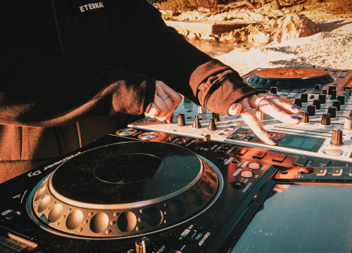 Fotografija 4 - Nora Van Elken snimila set na primoštenskoj plaži, gledat će ga 10 milijuna pratitelja ‘Chill Nationa’