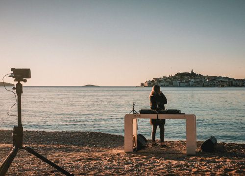 Fotografija 9 - Nora Van Elken snimila set na primoštenskoj plaži, gledat će ga 10 milijuna pratitelja ‘Chill Nationa’
