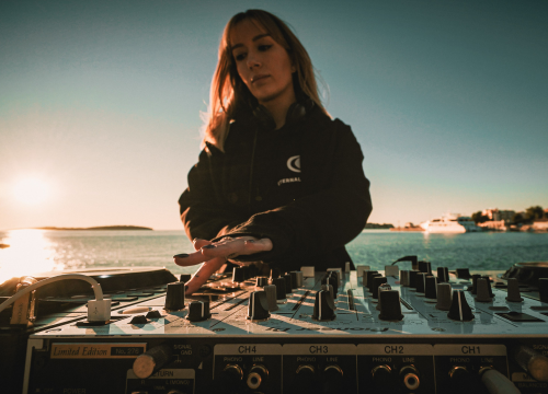 Fotografija 10 - Nora Van Elken snimila set na primoštenskoj plaži, gledat će ga 10 milijuna pratitelja ‘Chill Nationa’