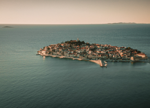 Fotografija 14 - Nora Van Elken snimila set na primoštenskoj plaži, gledat će ga 10 milijuna pratitelja ‘Chill Nationa’