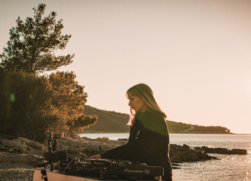 Fotografija 13 - Nora Van Elken snimila set na primoštenskoj plaži, gledat će ga 10 milijuna pratitelja ‘Chill Nationa’