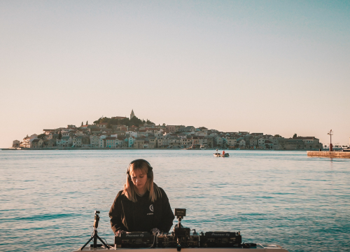 Fotografija 15 - Nora Van Elken snimila set na primoštenskoj plaži, gledat će ga 10 milijuna pratitelja ‘Chill Nationa’