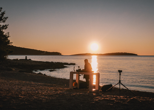 Fotografija 16 - Nora Van Elken snimila set na primoštenskoj plaži, gledat će ga 10 milijuna pratitelja ‘Chill Nationa’