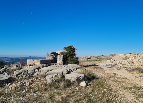 Fotografija 2 - Poviše Šubićevca srušena stara vojna zgrada, bager ravna teren: 'Gradit će se kuća, u bunkerima će biti spavaonice'