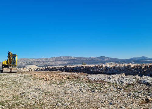 Fotografija 3 - Poviše Šubićevca srušena stara vojna zgrada, bager ravna teren: 'Gradit će se kuća, u bunkerima će biti spavaonice'