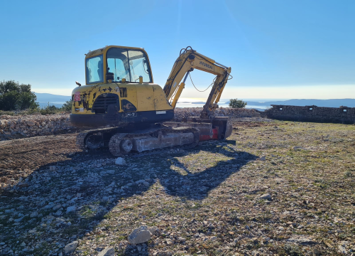 Poviše Šubićevca srušena stara vojna zgrada, bager ravna teren: 'Gradit će se kuća, u bunkerima će biti spavaonice'
