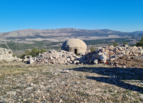 Fotografija 4 - Poviše Šubićevca srušena stara vojna zgrada, bager ravna teren: 'Gradit će se kuća, u bunkerima će biti spavaonice'