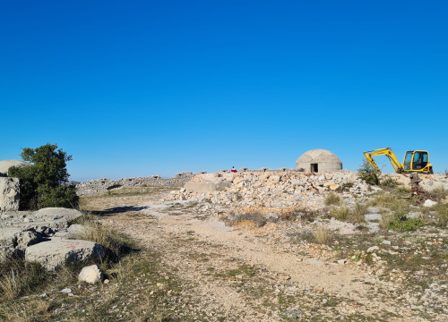 Fotografija 5 - Poviše Šubićevca srušena stara vojna zgrada, bager ravna teren: 'Gradit će se kuća, u bunkerima će biti spavaonice'