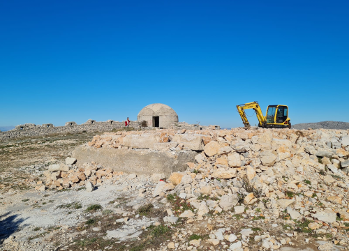 Fotografija 6 - Poviše Šubićevca srušena stara vojna zgrada, bager ravna teren: 'Gradit će se kuća, u bunkerima će biti spavaonice'