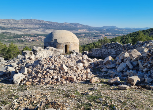 Fotografija 7 - Poviše Šubićevca srušena stara vojna zgrada, bager ravna teren: 'Gradit će se kuća, u bunkerima će biti spavaonice'