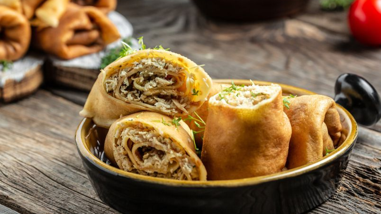 Ruske palačinke: Recept za sočno savršenstvo s piletinom i gljivama