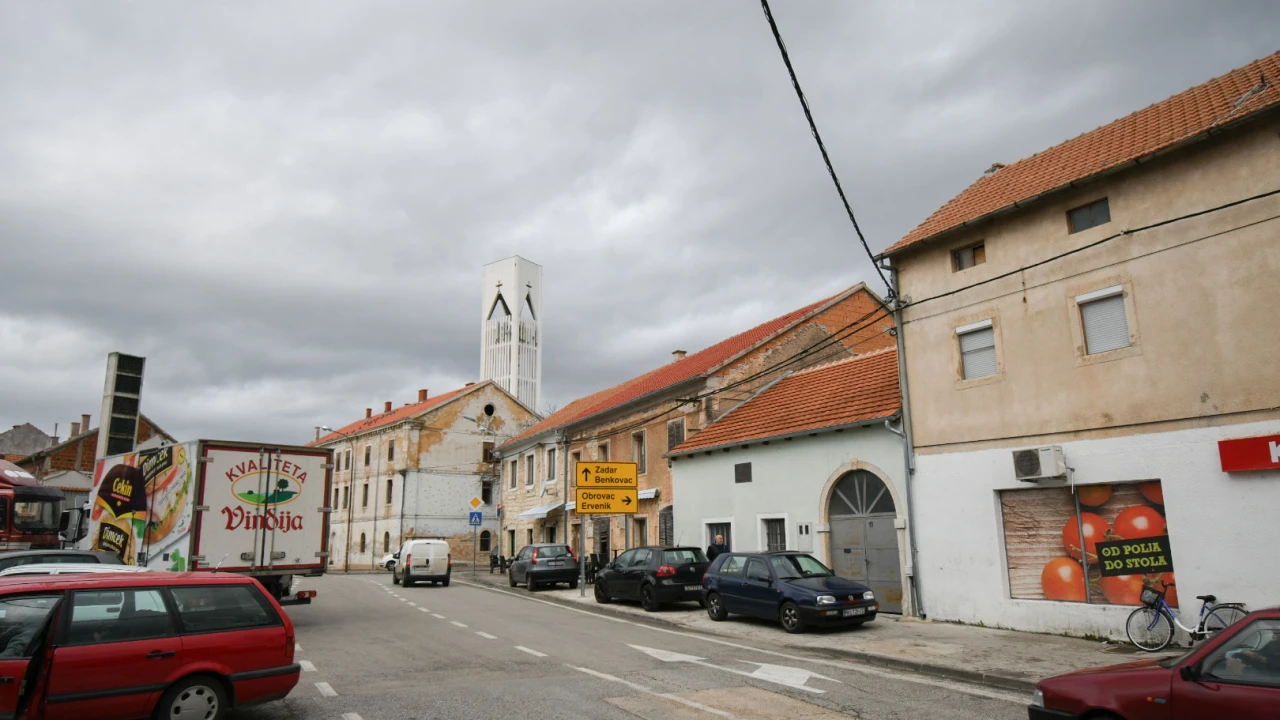 Kistanje drugi dan bez vode, a čini se da će biti i treći: Mještanima na raspolaganju cisterna