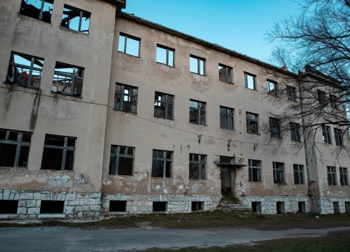 Knin ruševnu zgradu nekadašnje škole pretvara u tri stambene sa 84 stana