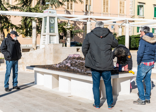 Fotografija 4 - Neće više biti katedrale obojane u rozo: Vila prionuo čišćenju reljefa stare jezgre Šibenika