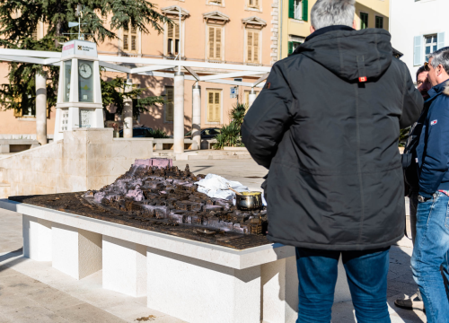 Fotografija 5 - Neće više biti katedrale obojane u rozo: Vila prionuo čišćenju reljefa stare jezgre Šibenika