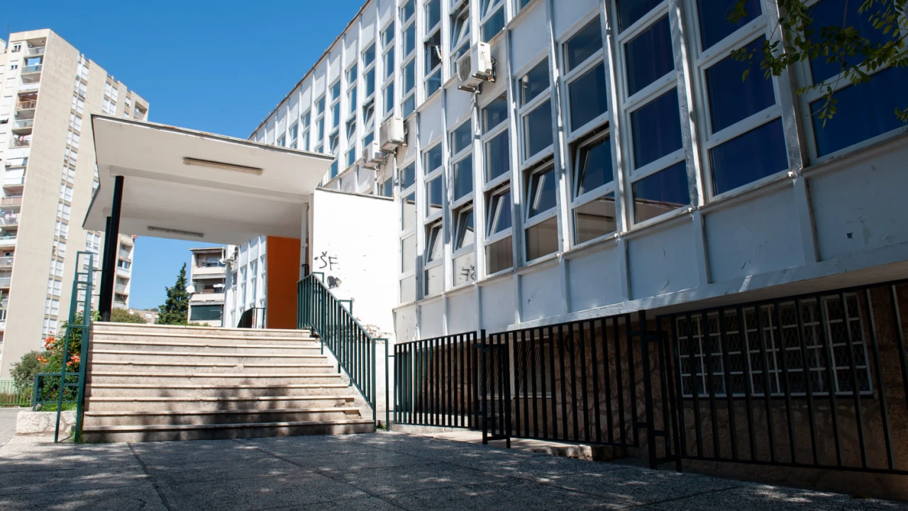 Domar koji se zaključao u školu i protiv kojeg se zbog prijetnje vodi kazneni postupak dobio posao u OŠ Tin Ujević