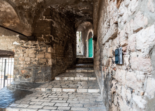 Fotografija 5 - Počinje obnova najstarije šibenske ulice: Uskoro uređenje svodova srednjovjekovne kule kod bunara, starih grbova, kamena i freski