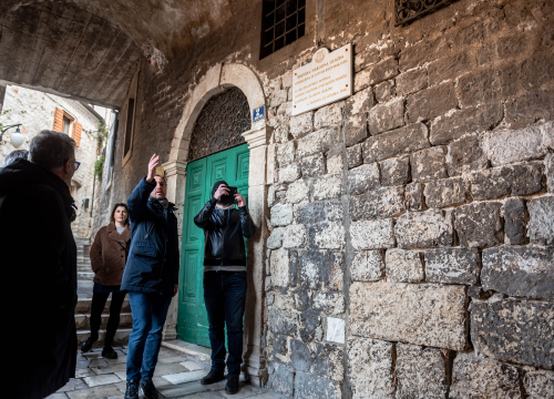 Fotografija 4 - Počinje obnova najstarije šibenske ulice: Uskoro uređenje svodova srednjovjekovne kule kod bunara, starih grbova, kamena i freski
