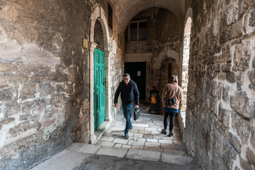 Počinje obnova najstarije šibenske ulice: Uskoro uređenje svodova srednjovjekovne kule kod bunara, starih grbova, kamena i freski