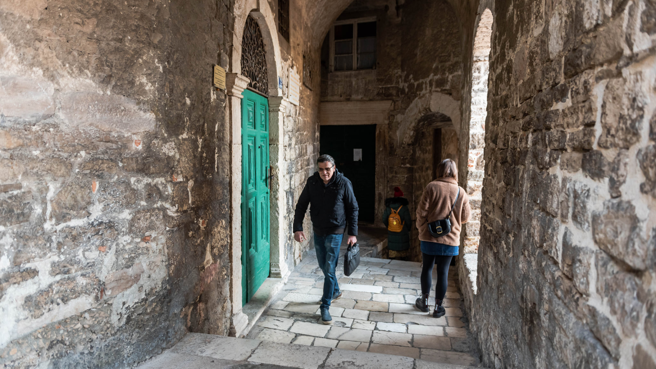 Počinje obnova najstarije šibenske ulice: Uskoro uređenje svodova srednjovjekovne kule kod bunara, starih grbova, kamena i freski