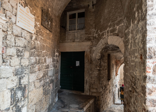 Fotografija 9 - Počinje obnova najstarije šibenske ulice: Uskoro uređenje svodova srednjovjekovne kule kod bunara, starih grbova, kamena i freski