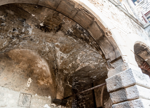 Fotografija 12 - Počinje obnova najstarije šibenske ulice: Uskoro uređenje svodova srednjovjekovne kule kod bunara, starih grbova, kamena i freski