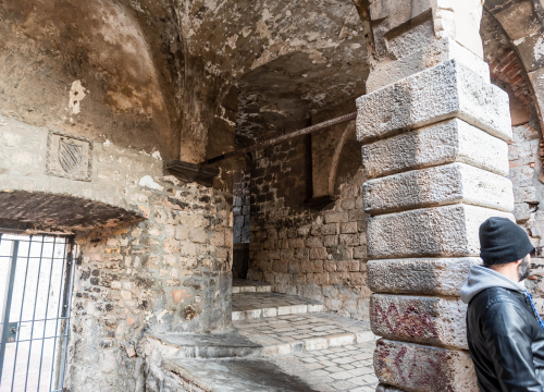 Fotografija 15 - Počinje obnova najstarije šibenske ulice: Uskoro uređenje svodova srednjovjekovne kule kod bunara, starih grbova, kamena i freski