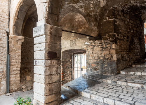 Fotografija 16 - Počinje obnova najstarije šibenske ulice: Uskoro uređenje svodova srednjovjekovne kule kod bunara, starih grbova, kamena i freski