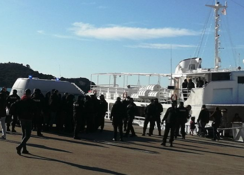 Pripadnici Torcide vaporom došli iz Vodica, policija spriječila mogući sukob s Funcutima