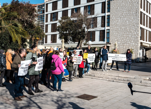 Fotografija 3 - Opet prosvjedi protiv covid mjera: Antivaksersko društvo krenulo od Županije prema HZJZ-u