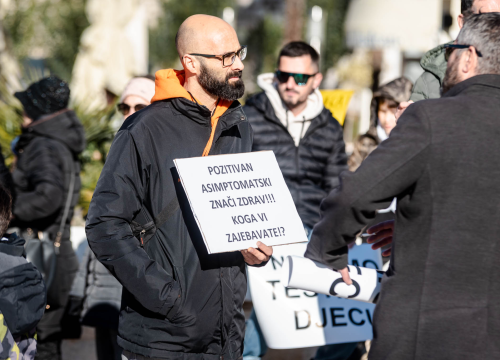 Fotografija 2 - Opet prosvjedi protiv covid mjera: Antivaksersko društvo krenulo od Županije prema HZJZ-u
