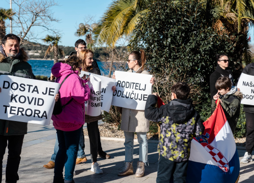 Fotografija 4 - Opet prosvjedi protiv covid mjera: Antivaksersko društvo krenulo od Županije prema HZJZ-u