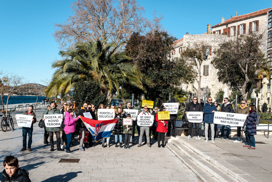 Opet prosvjedi protiv covid mjera: Antivaksersko društvo krenulo od Županije prema HZJZ-u