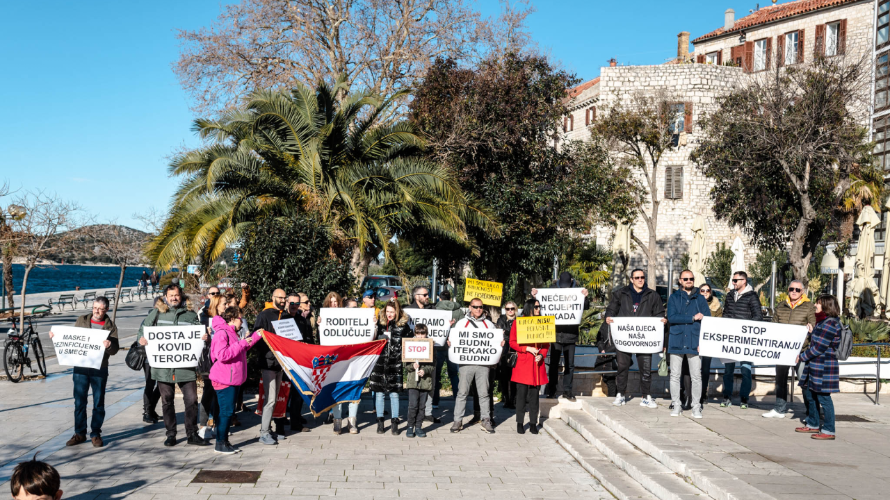 Opet prosvjedi protiv covid mjera: Antivaksersko društvo krenulo od Županije prema HZJZ-u