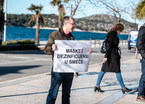 Fotografija 6 - Opet prosvjedi protiv covid mjera: Antivaksersko društvo krenulo od Županije prema HZJZ-u
