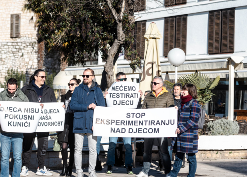 Fotografija 5 - Opet prosvjedi protiv covid mjera: Antivaksersko društvo krenulo od Županije prema HZJZ-u