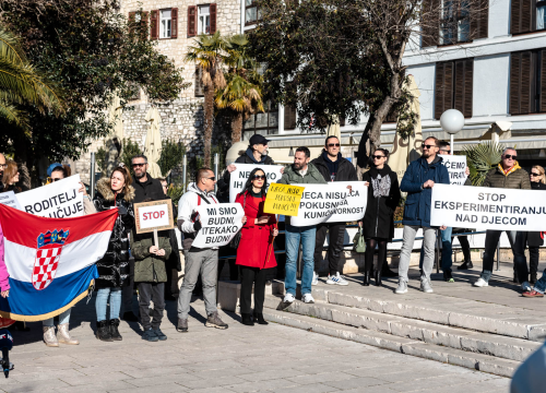 Fotografija 7 - Opet prosvjedi protiv covid mjera: Antivaksersko društvo krenulo od Županije prema HZJZ-u