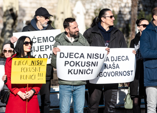 Fotografija 9 - Opet prosvjedi protiv covid mjera: Antivaksersko društvo krenulo od Županije prema HZJZ-u
