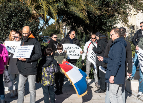 Fotografija 10 - Opet prosvjedi protiv covid mjera: Antivaksersko društvo krenulo od Županije prema HZJZ-u