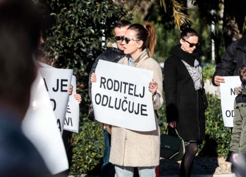 Fotografija 11 - Opet prosvjedi protiv covid mjera: Antivaksersko društvo krenulo od Županije prema HZJZ-u