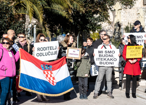 Fotografija 12 - Opet prosvjedi protiv covid mjera: Antivaksersko društvo krenulo od Županije prema HZJZ-u