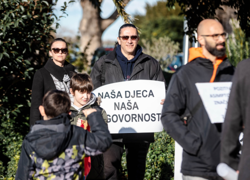 Fotografija 13 - Opet prosvjedi protiv covid mjera: Antivaksersko društvo krenulo od Županije prema HZJZ-u