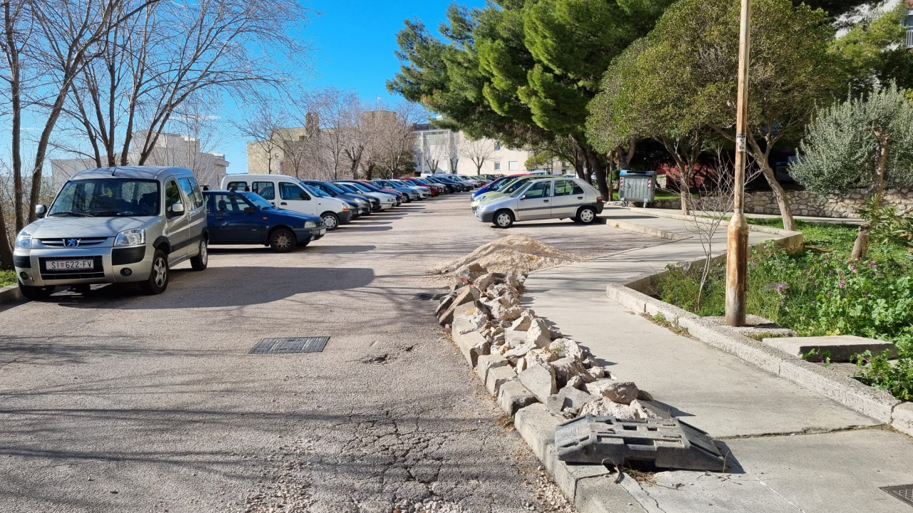 Uskoro gotovi radovi na Njegoševom trgu: Od sljedećeg tjedna kreće postavljanje prometne signalizacije