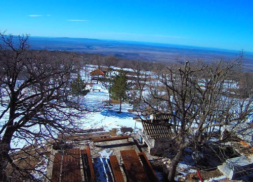 Kod planinarskog doma na Promini još ima snijega, iskoristite vikend za bijeg iz grada dok se nije skroz otopio
