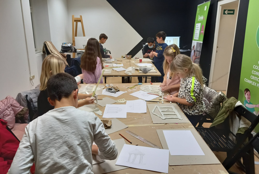 Upoznajte djecu s radom Arkki škole ovu nedjelju na radionici 'Pročelje hrama'!