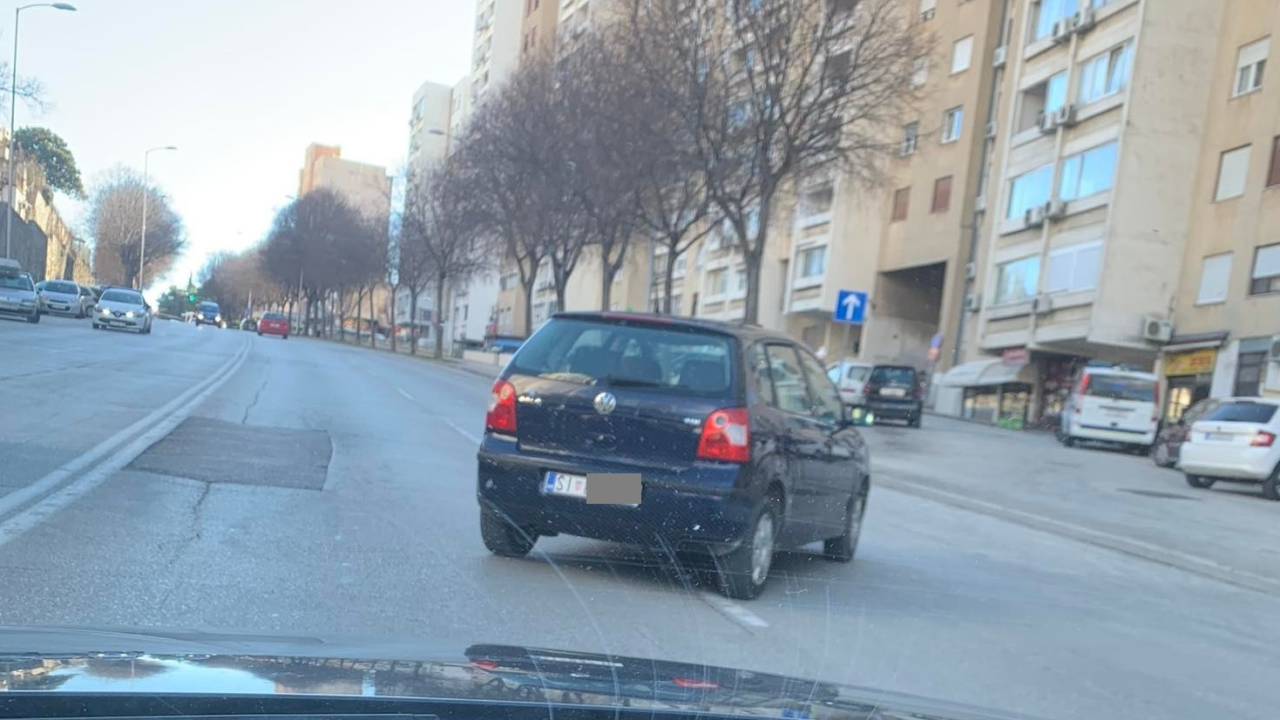 Auto šibenskih registracija stoji parkiran nasred prometne ulice u Splitu