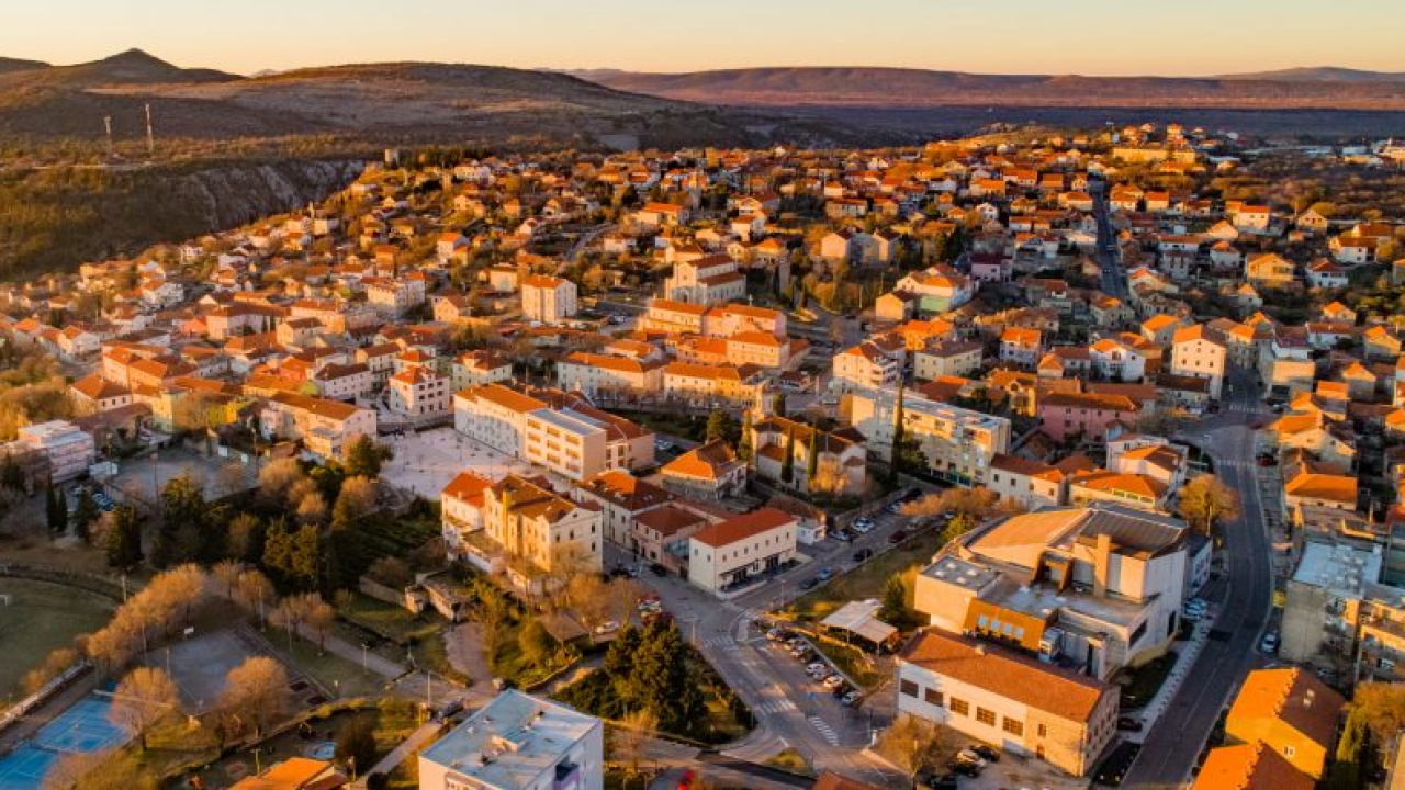Grad Drniš traži zemljište za izgradnju Narodne knjižnice i novog parkinga